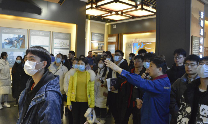 齊魯工業(yè)大學師生考察齊峰
