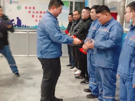 除夕慰問暖人心 堅守崗位情更濃