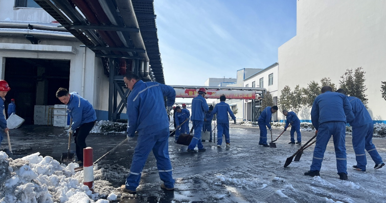冰雪中的溫度：掃雪除冰護(hù)春歸