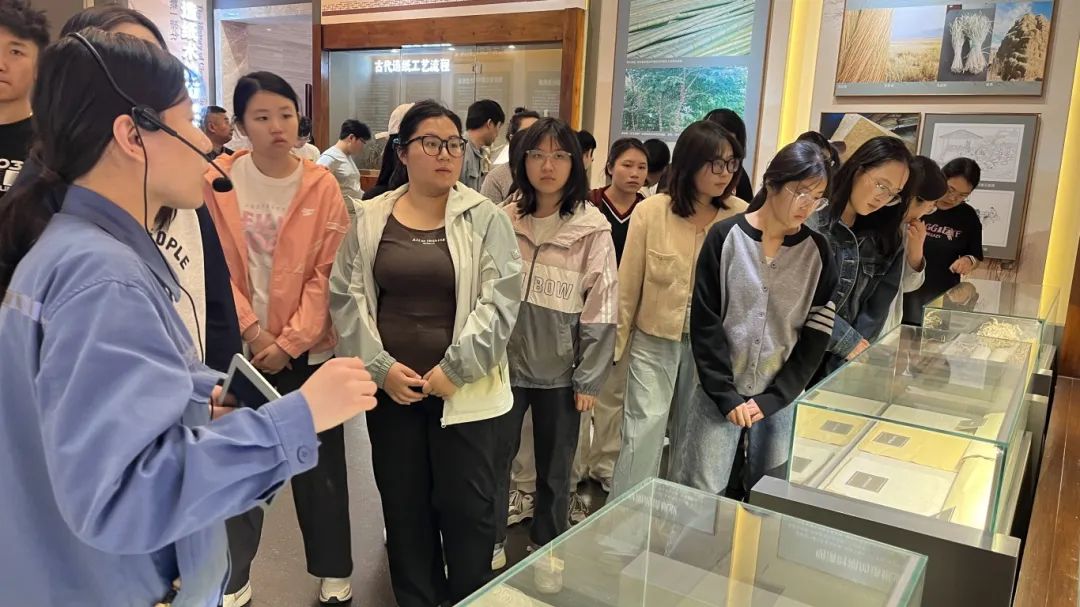 青春同行   “紙”向未來——200名高校學(xué)子參觀齊峰造紙博物館